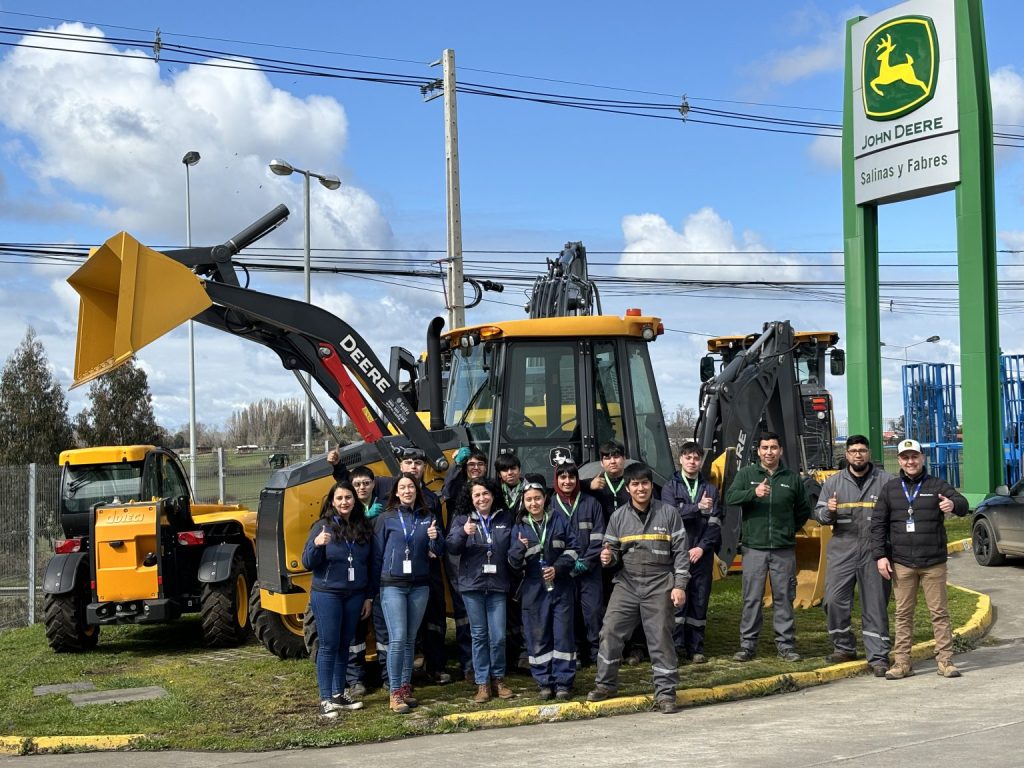 Equipo de Salfa Osorno junto a estudiantes frente a maquinaria John Deere, en el marco del programa Cauce de INACAP, promoviendo la Educación Técnico Profesional.