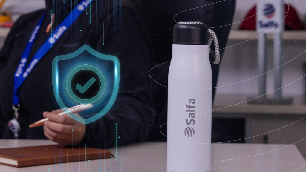 Persona con credencial de Salfa tomando apuntes, junto a una botella corporativa, con un ícono digital de escudo de seguridad y un check verde, representando la importancia de comprar en canales oficiales para evitar fraudes.