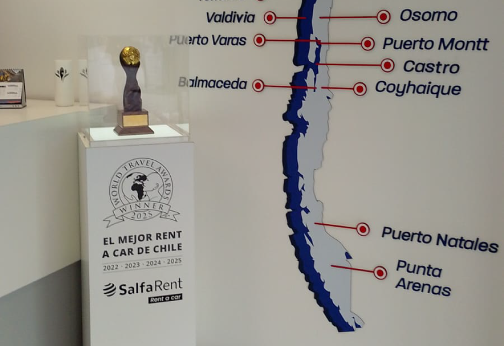 Trofeo World Travel Awards 2025 que reconoce a Salfa Rent como el Mejor Rent a Car de Chile, exhibido junto al mapa de cobertura nacional.