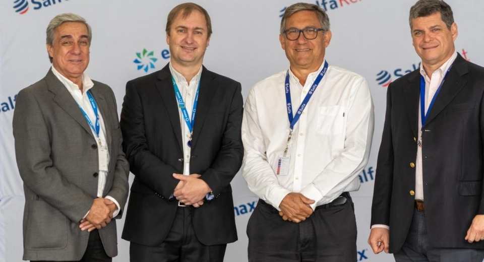 Equipo de Salfa Rent y Esmax tras firma de alianza para mejorar la operación y mantenimiento de flota.